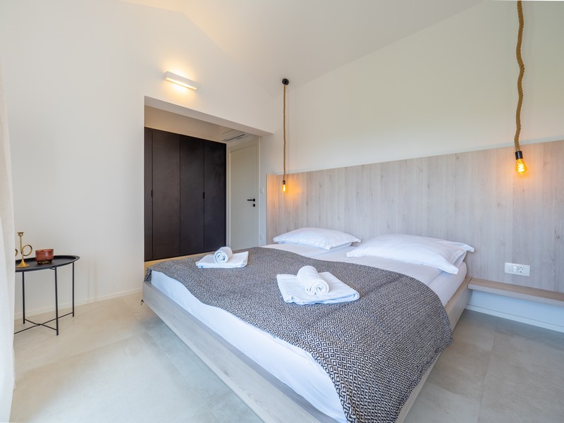 Sypialnia z minimalistycznym wyposażeniem