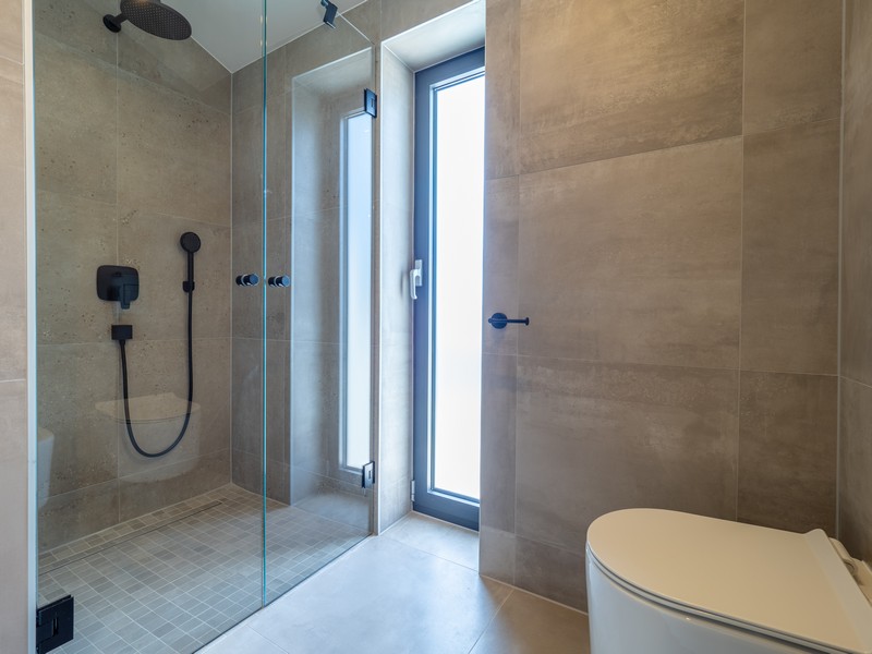 Łazienka z dużym, przeszklonym prysznicem