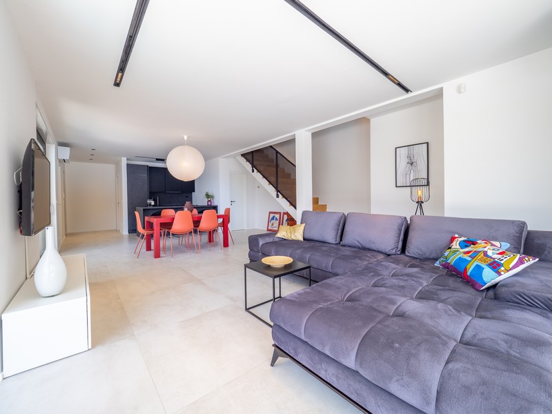 Jasny salon z nowoczesnymi meblami