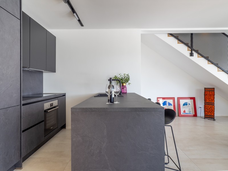 Nowoczesna kuchnia z wyspą kuchenną i jadalnią