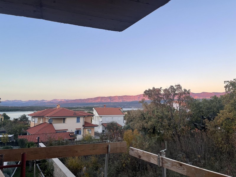 Z górnego tarasu muszli roztacza się widok na morze.