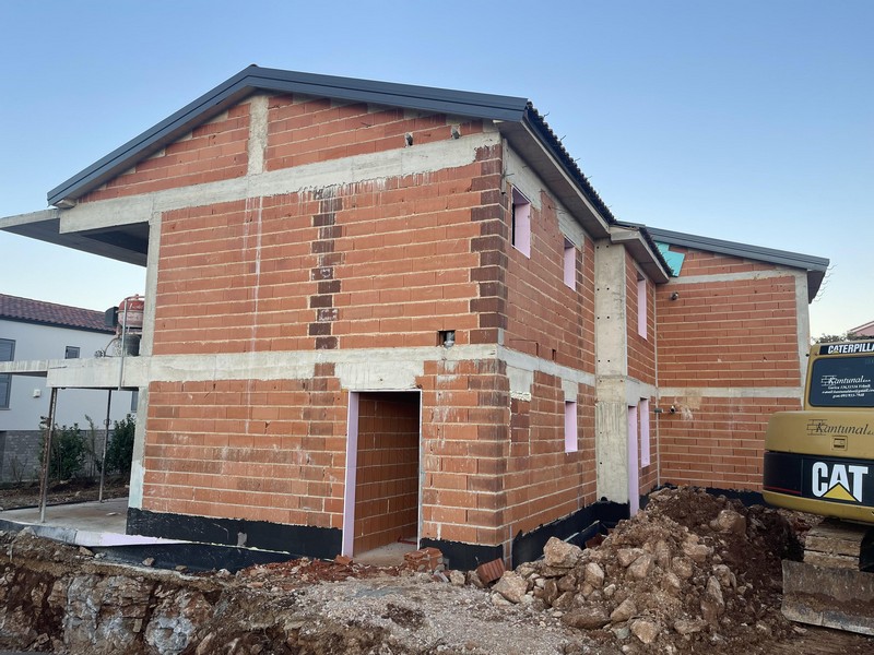 Widok z boku budynku stanu surowego w Chorwacji na Krk.