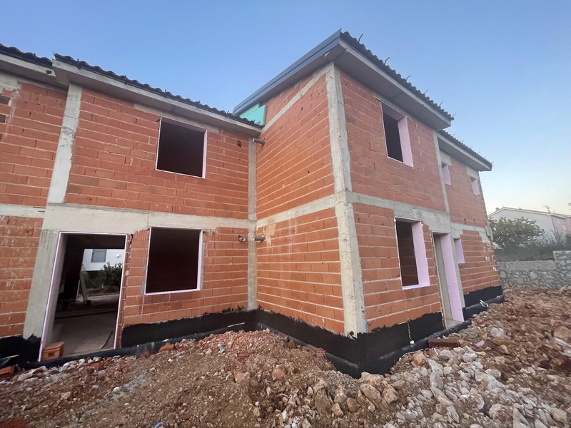 Widok z przodu domu H3480 w stanie surowym.