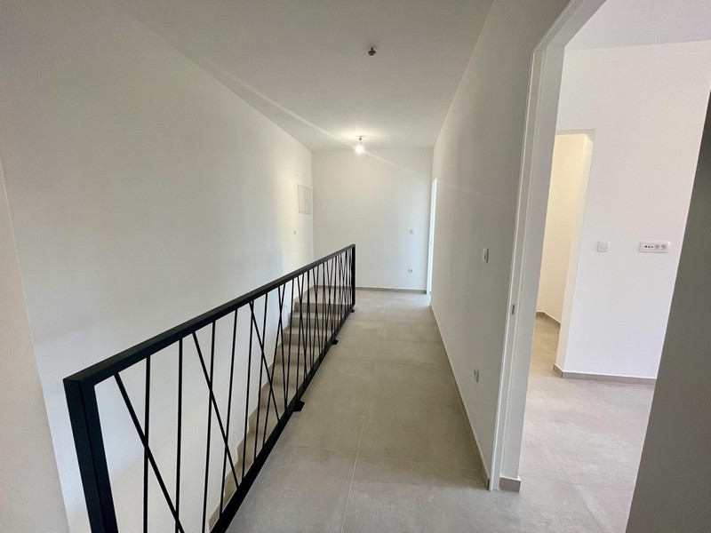 Przedpokój z nowoczesną klatką schodową i dostępem do sypialni