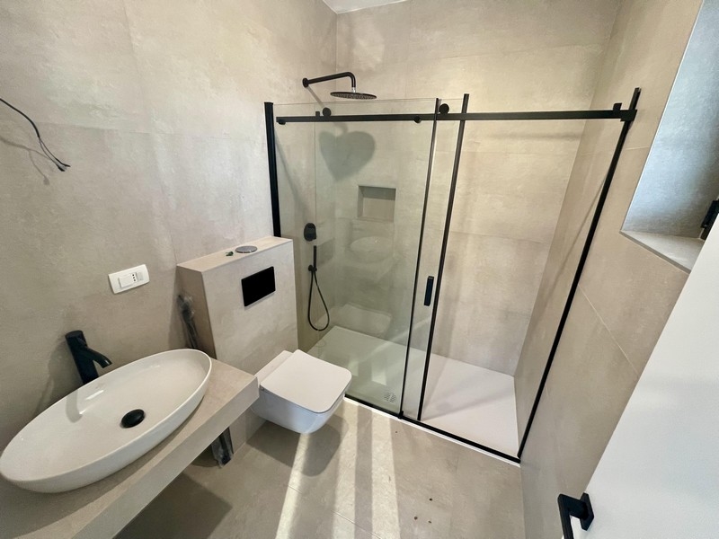 Nowoczesna łazienka ze szklanym prysznicem