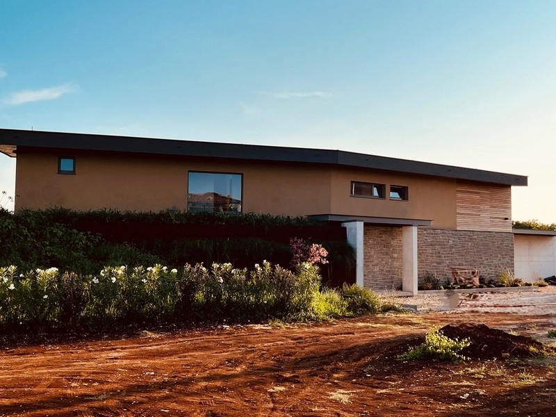 Ogród i tył luksusowej nieruchomości H3485 w Chorwacji.