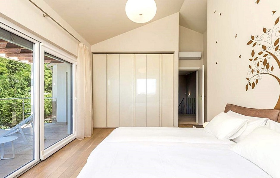 Jasna sypialnia z balkonem i nowoczesnymi meblami
