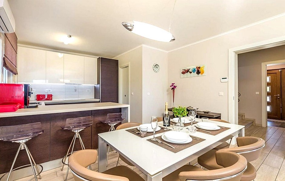 Otwarta kuchnia z jadalnią i stylowymi meblami