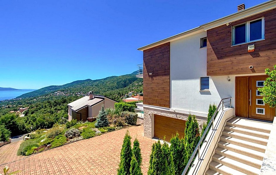 Wygląd zewnętrzny willi z utwardzonym podwórzem i garażem