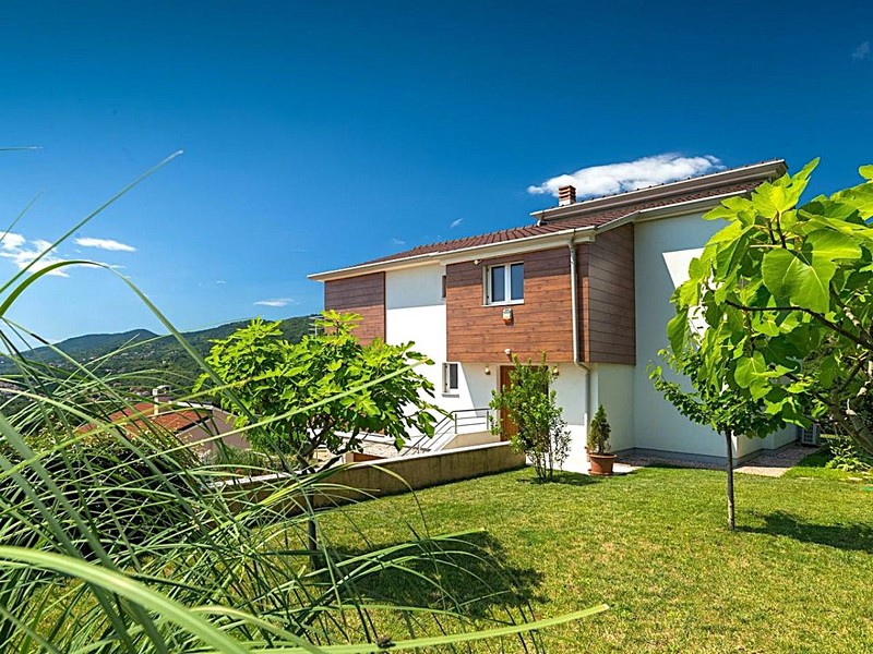 Zielony teren zewnętrzny willi H3486 na sprzedaż w Chorwacji - Panorama Scouting.