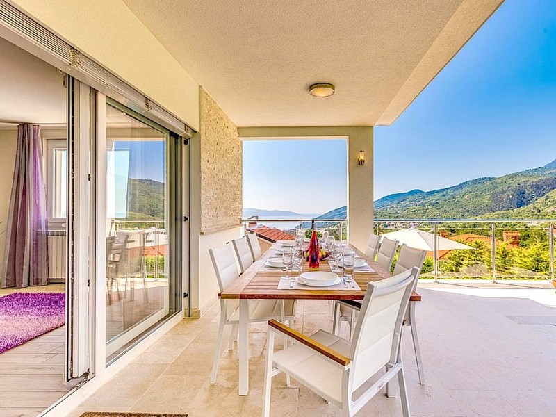 Przestronny taras z jadalnią i widokiem na morze