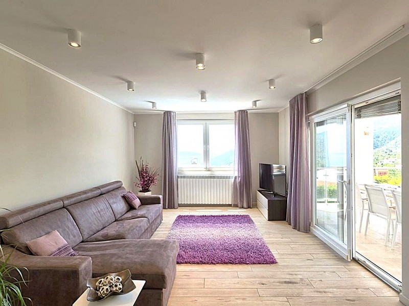 Elegancki salon z wyjściem na taras