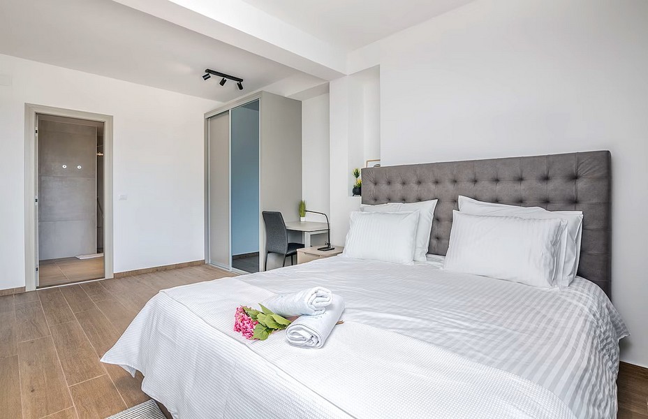 Jasna sypialnia z łóżkiem