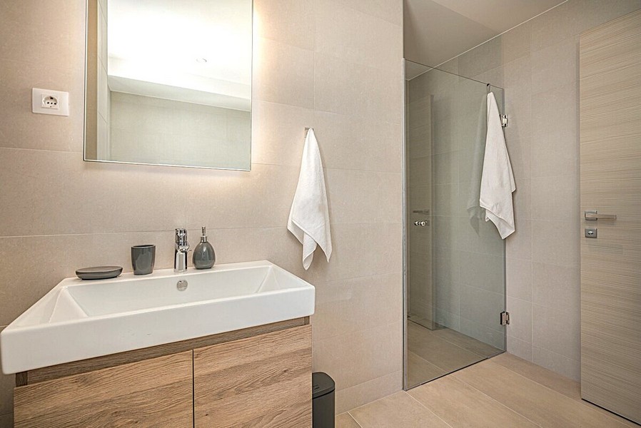 Nowoczesna łazienka z prysznicem