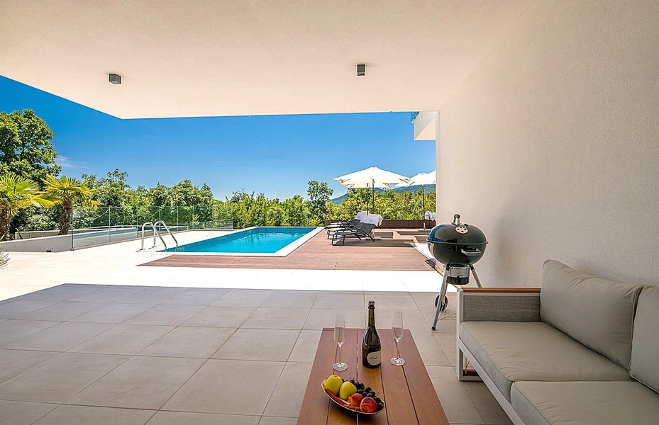 Taras z widokiem na basen