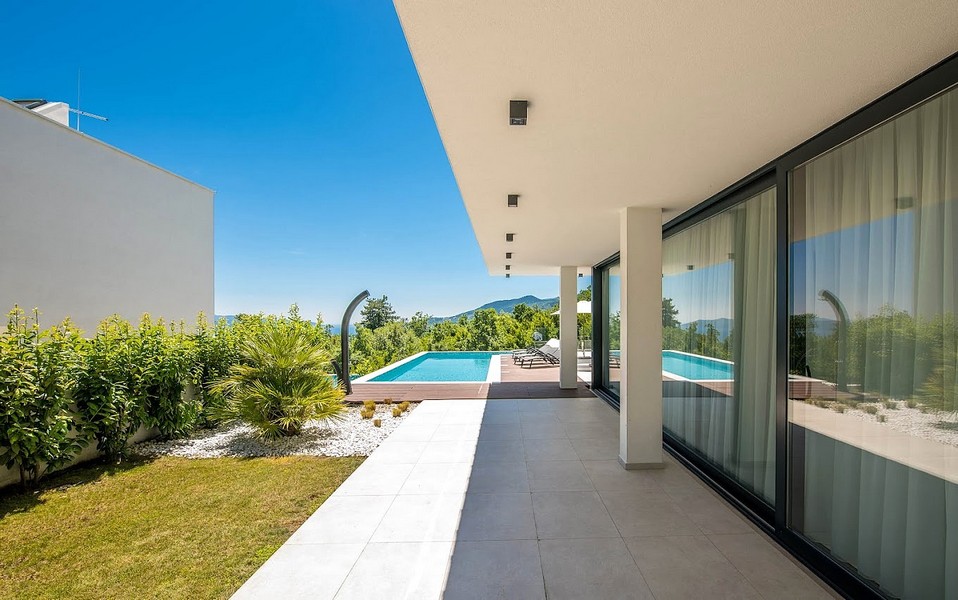 Nowoczesny teren zewnętrzny z basenem