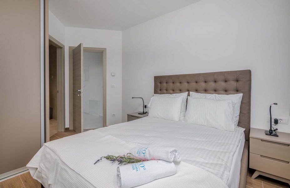 Elegancka sypialnia z podwójnym łóżkiem