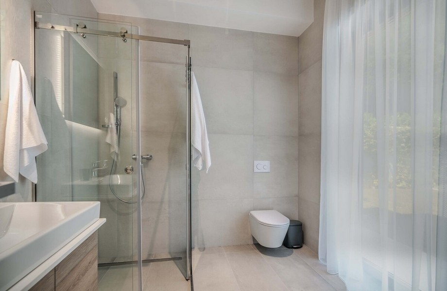 Nowoczesna łazienka ze szklanym prysznicem