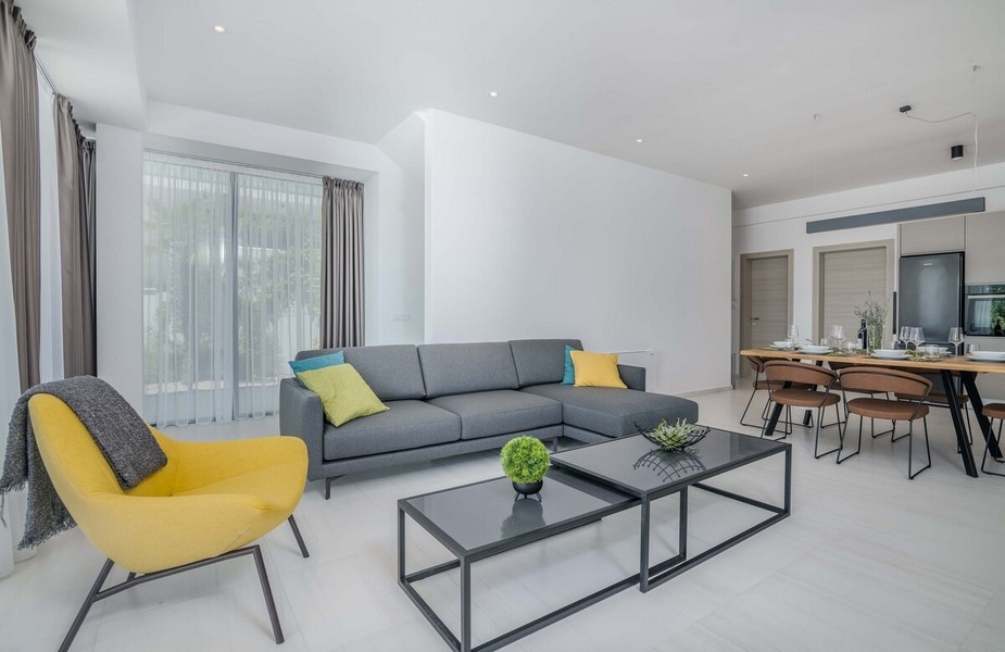 Jasny salon z nowoczesnymi meblami