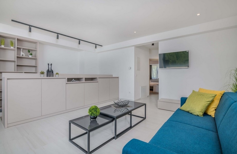 Drugi salon ze stylową sofą i telewizorem