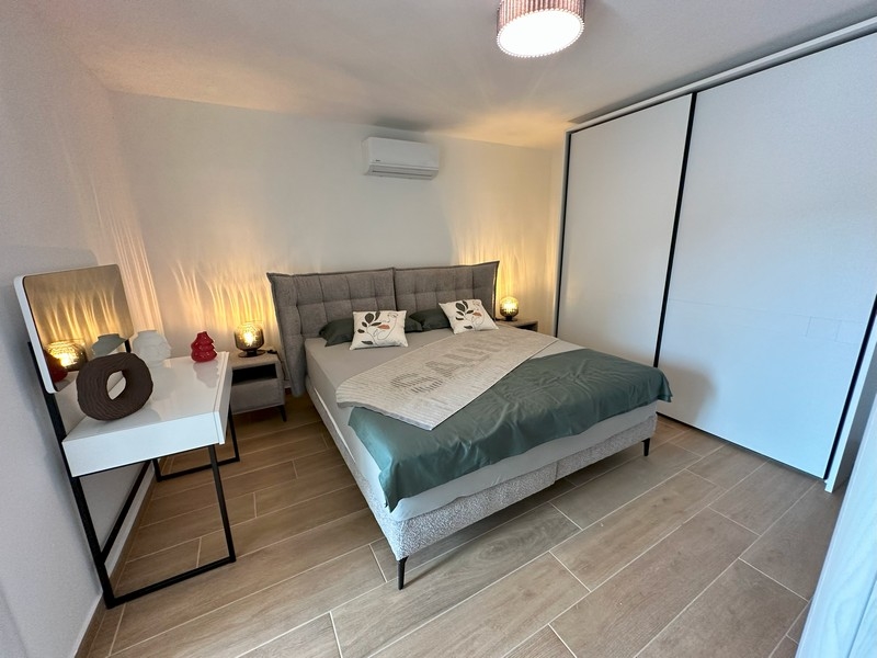 Sypialnia z podwójnym łóżkiem i szafą