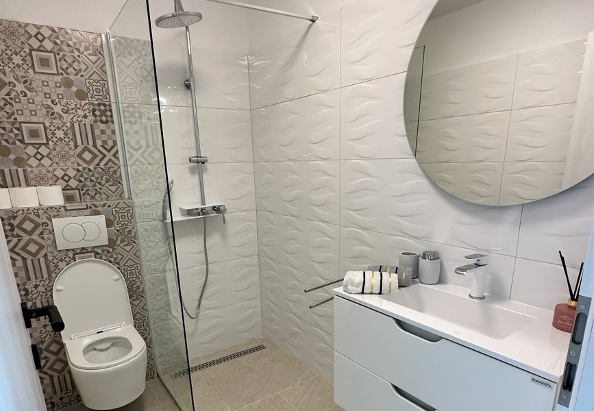 Nowoczesna łazienka z prysznicem i eleganckimi meblami