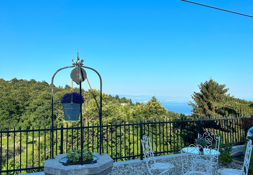 Widoki na morze i okolicę z willi H3490 w pobliżu Opatiji, Zatoka Kvarner.