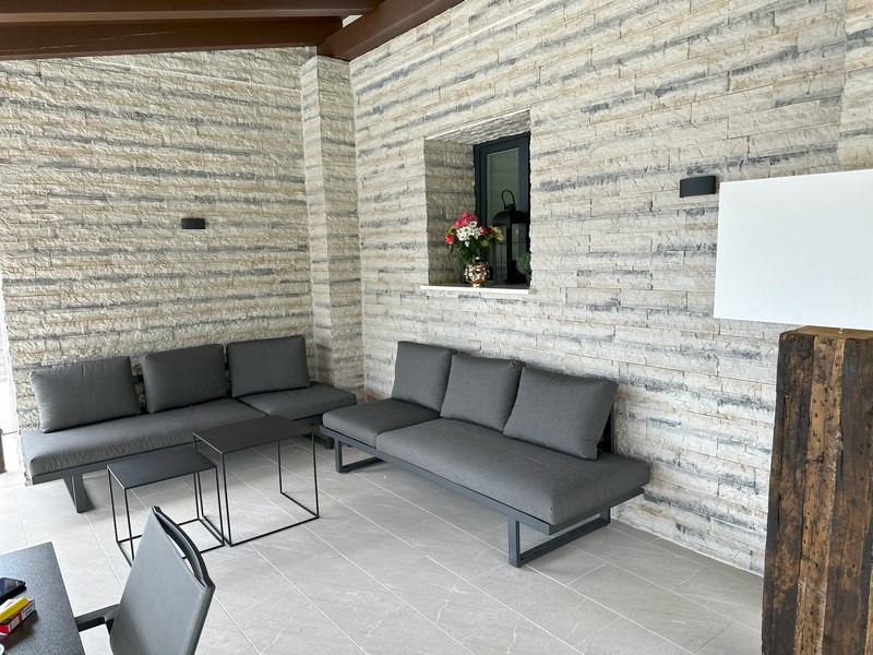 Nowoczesny salon na świeżym powietrzu willi