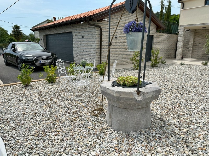 Dekoracyjna fontanna na dziedzińcu z miejscami do siedzenia