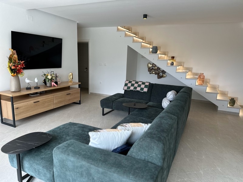 Pokój dzienny z eleganckimi schodami i dekoracją