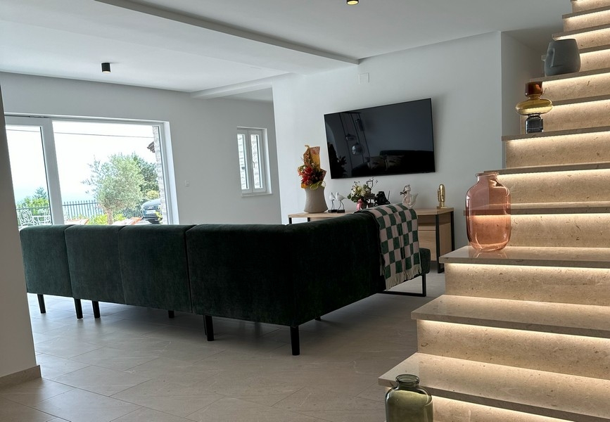 Otwarty salon z widokiem na zewnątrz