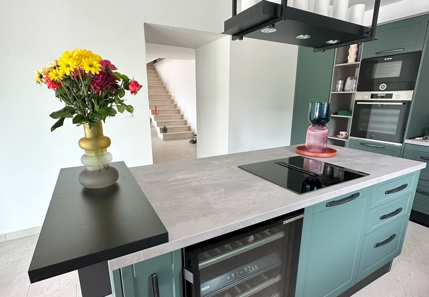 Stylowa kuchnia z nowoczesnym wyposażeniem