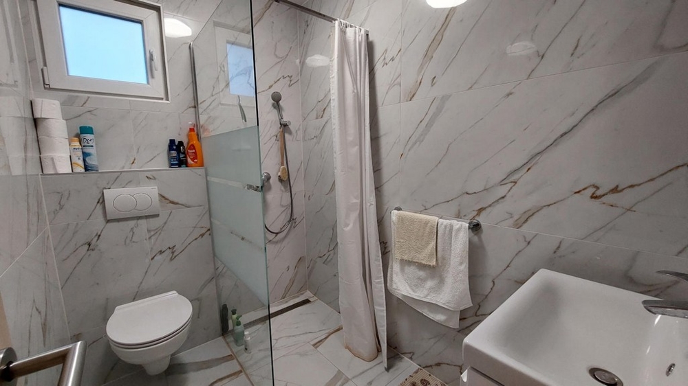 Łazienka z prysznicem i marmurowymi detalami nieruchomości H3491 w Chorwacji