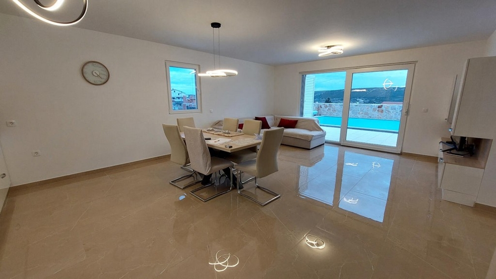 Otwarta część dzienna ze stołem jadalnym i widokiem na basen, nieruchomość H3491