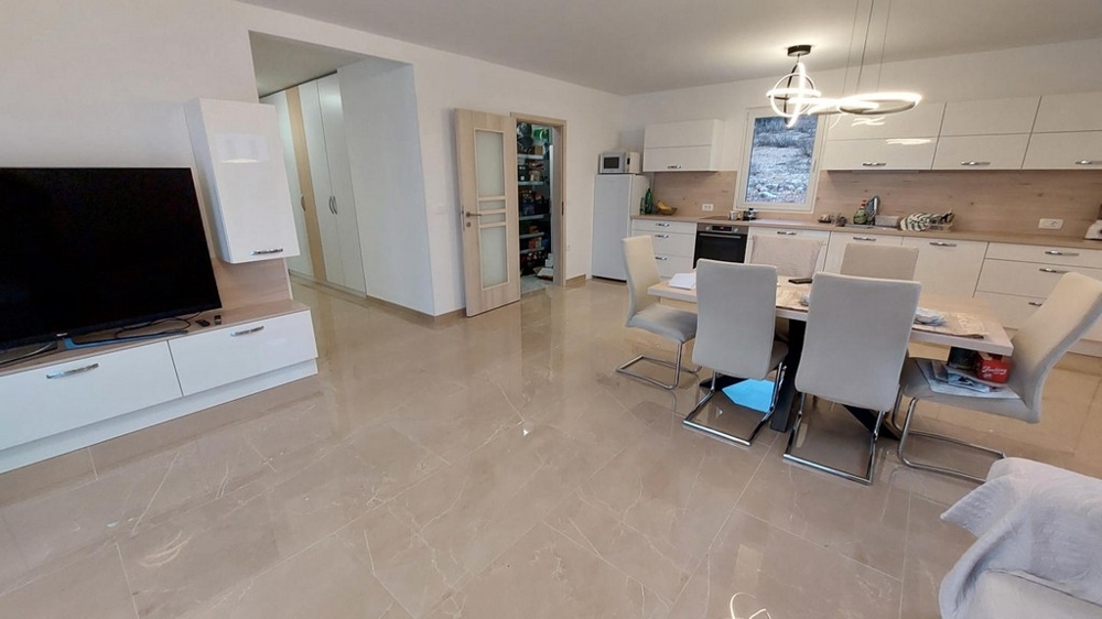 Nowoczesna kuchnia z jadalnią, jasne wnętrze