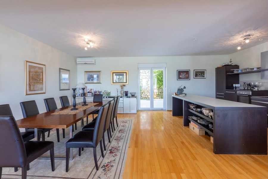 Część jadalna z wyjściem na taras, nieruchomość o wysokim standardzie