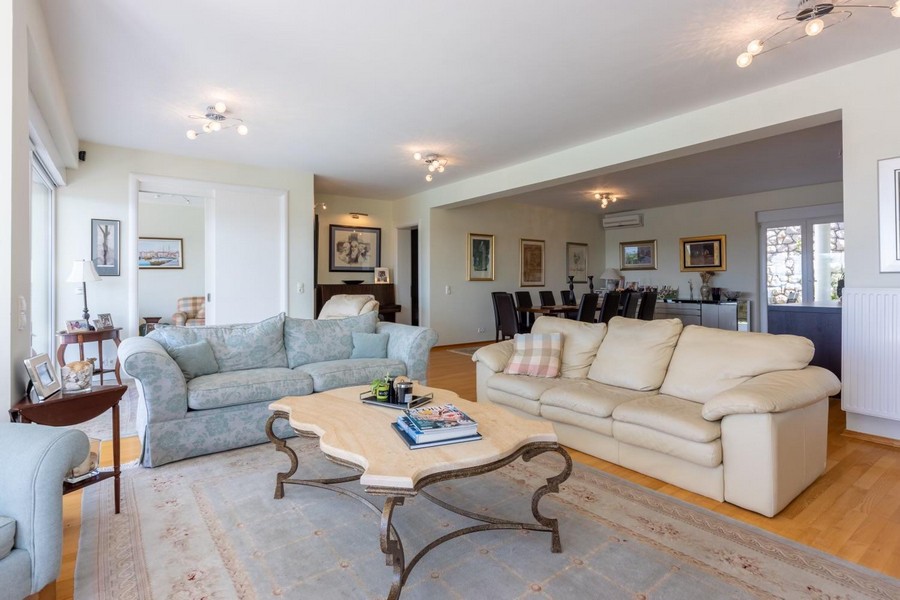 Przestronny salon z panoramicznymi oknami, widokiem na morze