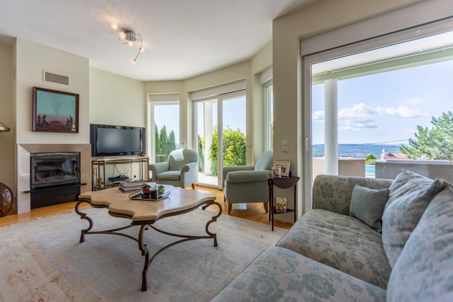 Pokój dzienny z kominkiem i wyjściem na taras, Willa H3492