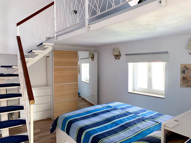 Sypialnia z galerią i nowoczesną klatką schodową