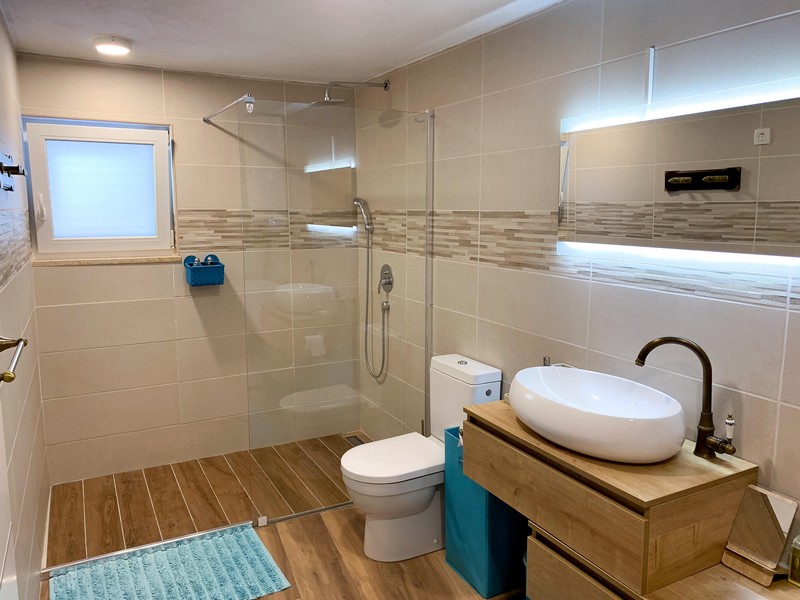 Łazienka z dużą kabiną prysznicową i nowoczesnymi płytkami