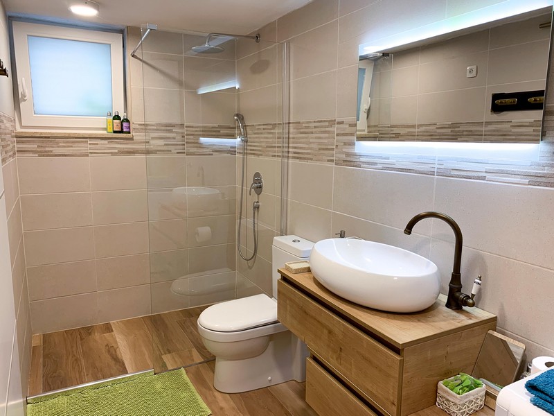 Druga łazienka z prysznicem.