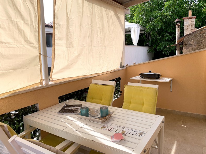 Taras ze stołem i krzesłami.