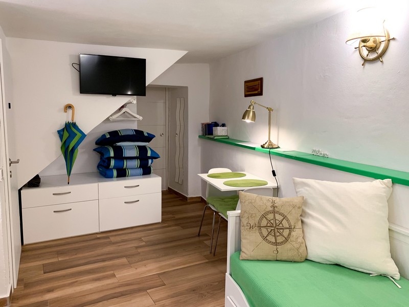 Pokój dzienny z zieloną ławką, nowoczesnymi meblami, ID H3497 Panorama Scouting