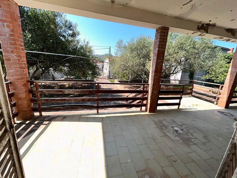 Zadaszony taras z widokiem na ogród i morze