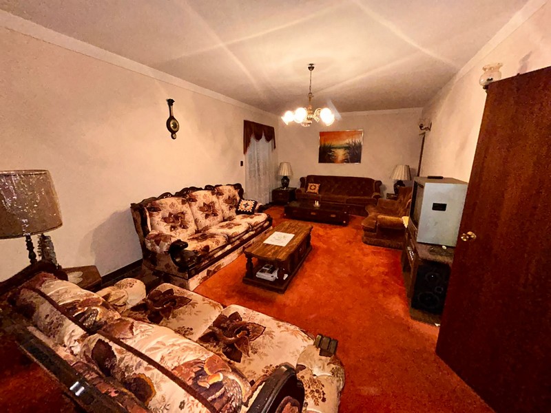 Część dzienna ze starymi dalmatyńskimi meblami.