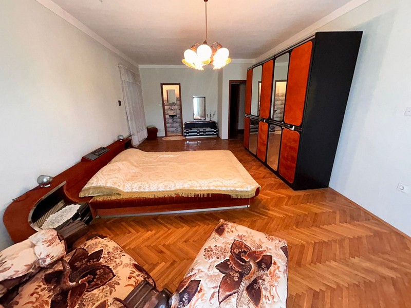 Pokój dzienny z klasycznymi meblami i przytulną atmosferą