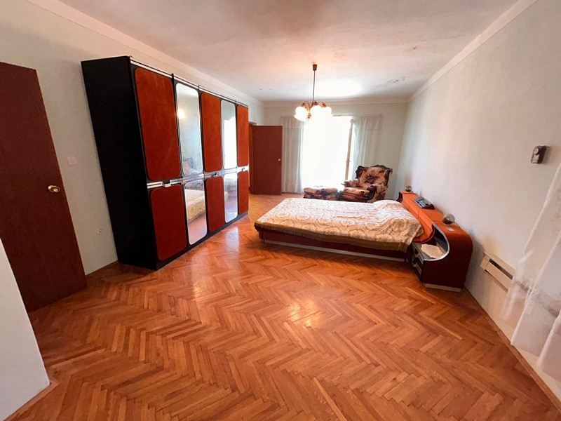 Duża sypialnia z parkietem i wyjściem na taras