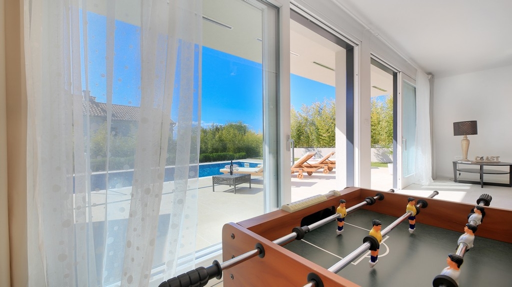 Widok na aneks kuchenny z widokiem na jadalnię nieruchomości - Kup willę w Chorwacji.