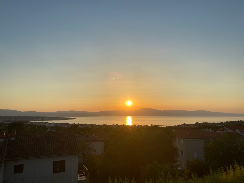 Sypialnia z podwójnym łóżkiem i oknem w nieruchomości H1383 na wyspie Krk.