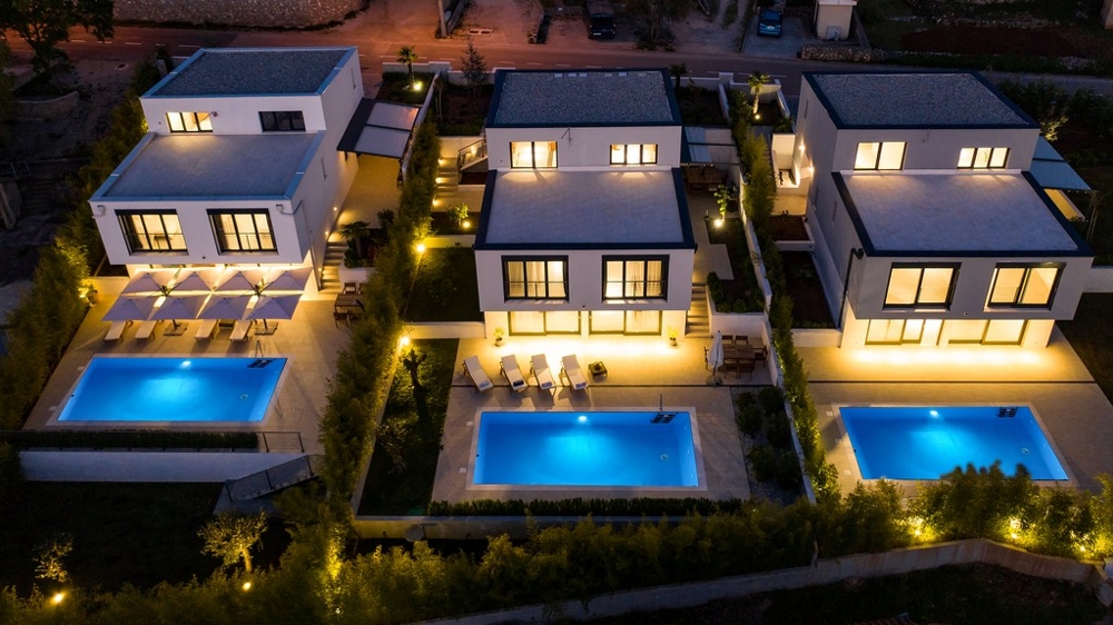 Zdjęcie miejsca do opalania na terenie posesji z basenem w zatoce Kvarner.